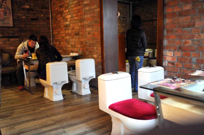 Seduti sul WC al ristorante Ristorante con sedute wc